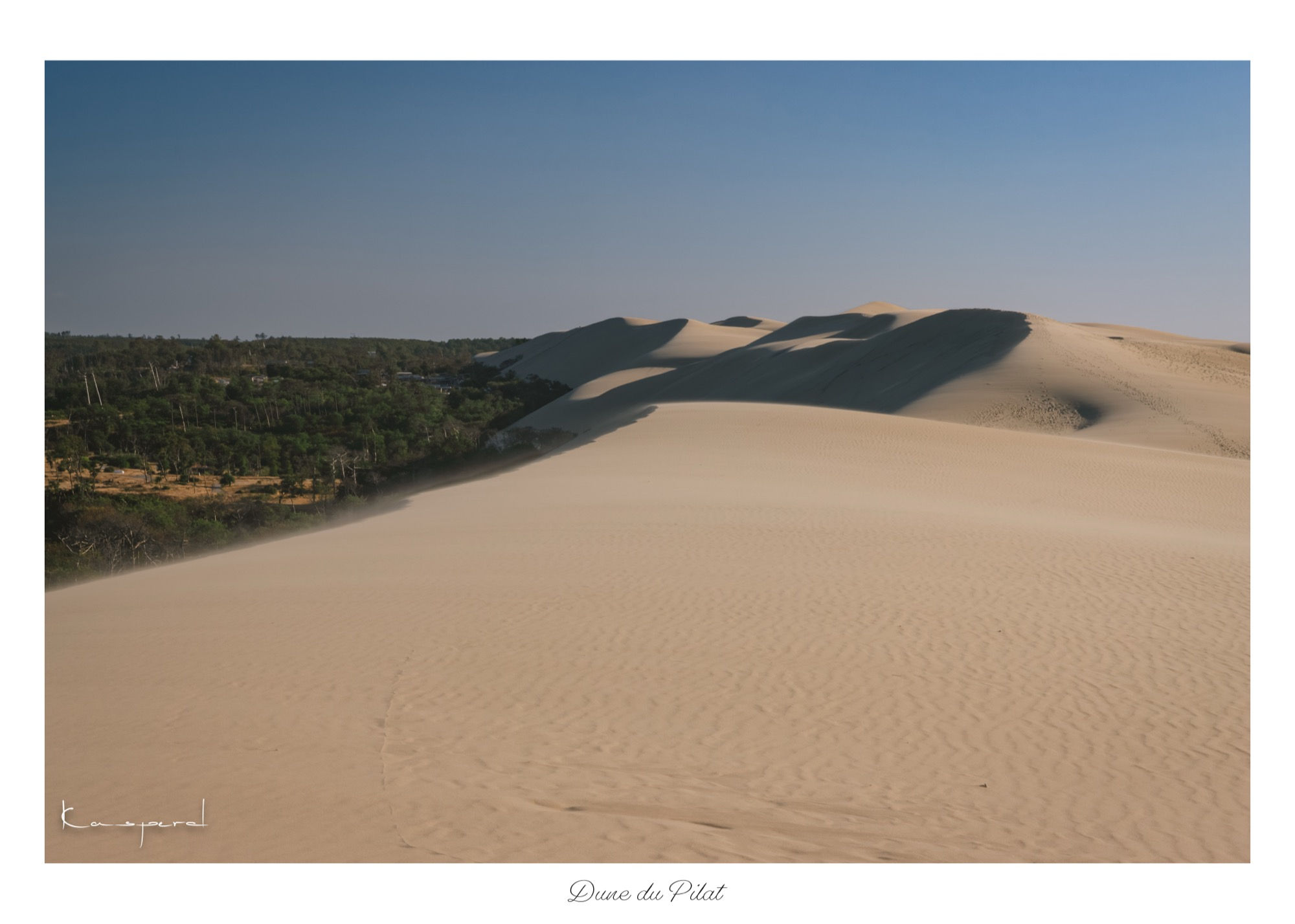 Combinaison de sable mouvant, vent, brume et lumière qui donne à la dune du Pilat un aspect fantomatique