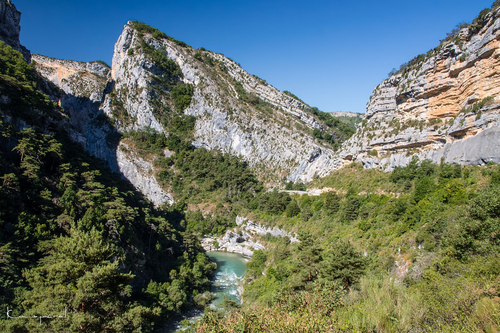 Miniature : Les eaux turquoise de la rivière Verdon se faufile entre les majestueuses falaises de calcaire pour former des gorges