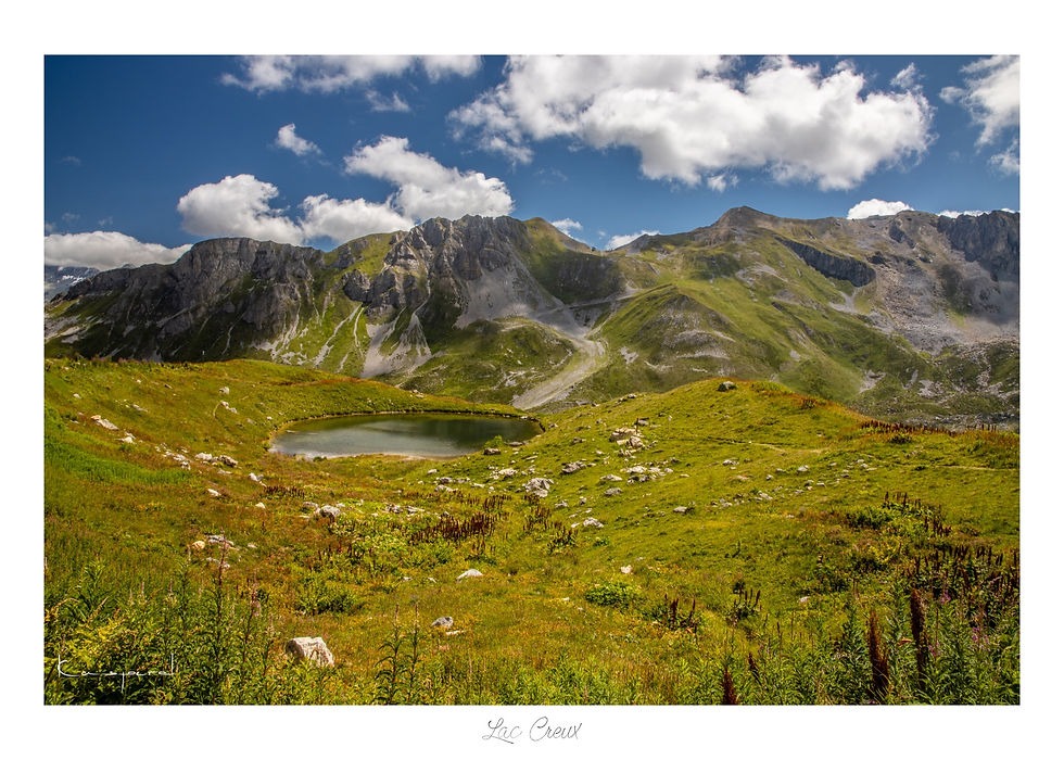 Panorama des sommets de la Vanoise avec au premier plan un lac aux eaux fraîches