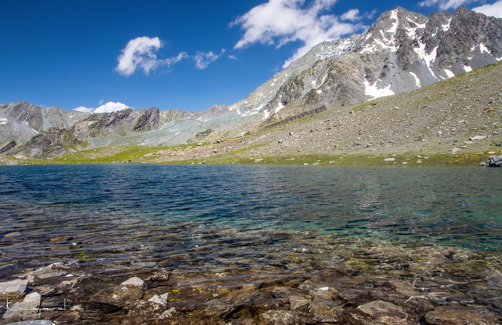 Miniature : Lac de montagne aux reflets bleu et vert au pied d'un sommet des Alpes