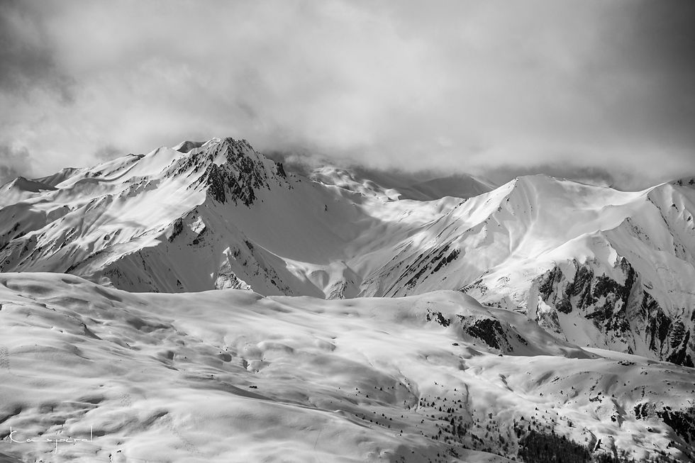 Miniature : Ciel nuageux au dessus de sommets enneigés aux 3 vallées en Savoie