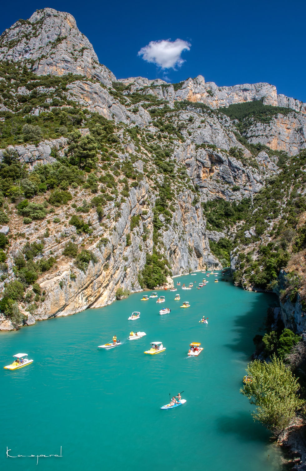 Miniature : Entrée du canyon des Gorges du Verdon, de hautes falaises séparées par une rivière turquoise