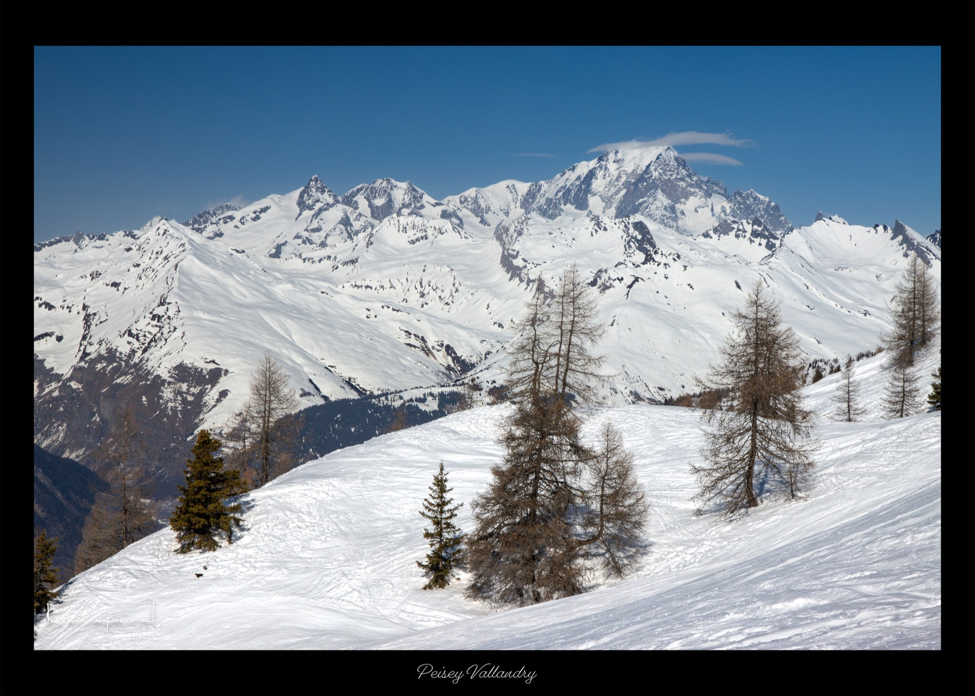 Le Mont Blanc en hiver au sommet duquel s'accroche un filet de nuage léger