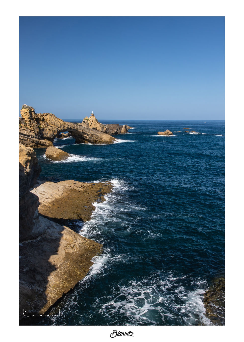 Arche creusée dans la roche par l'océan au pied du Rocher de la Vierge à Biarritz