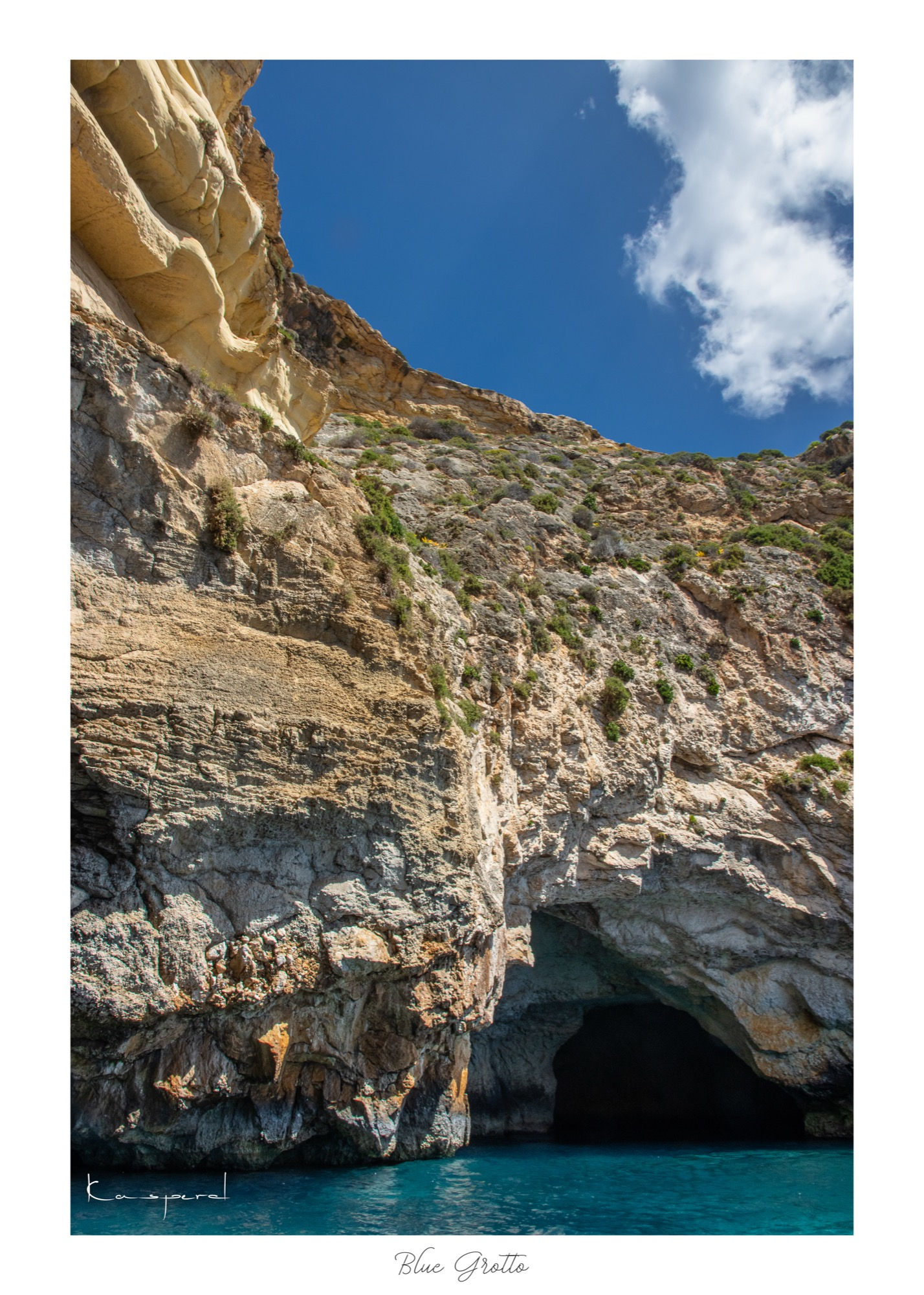 Superbe falaise de calcaire creusée de grottes sous-marine aux eaux claires à Malte