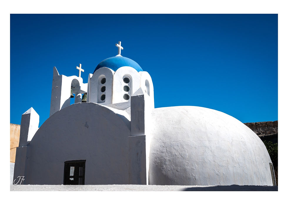 Eglise aux murs enduits de chaux et au toit bleu en Grèce