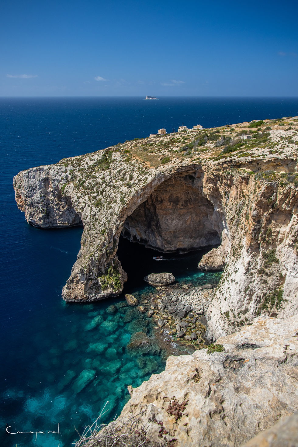 Miniature : Vaste arche de pierre surplombant la mer et créant des grottes marines à Malte
