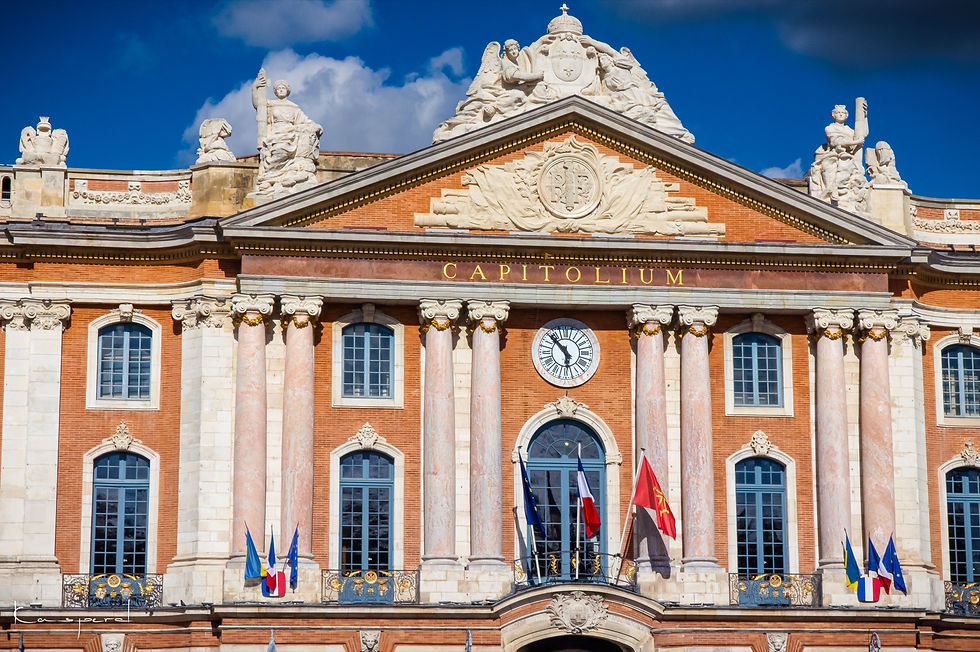 Miniature : Vue sur la façade en briques rouges du célèbre Capitole à Toulouse