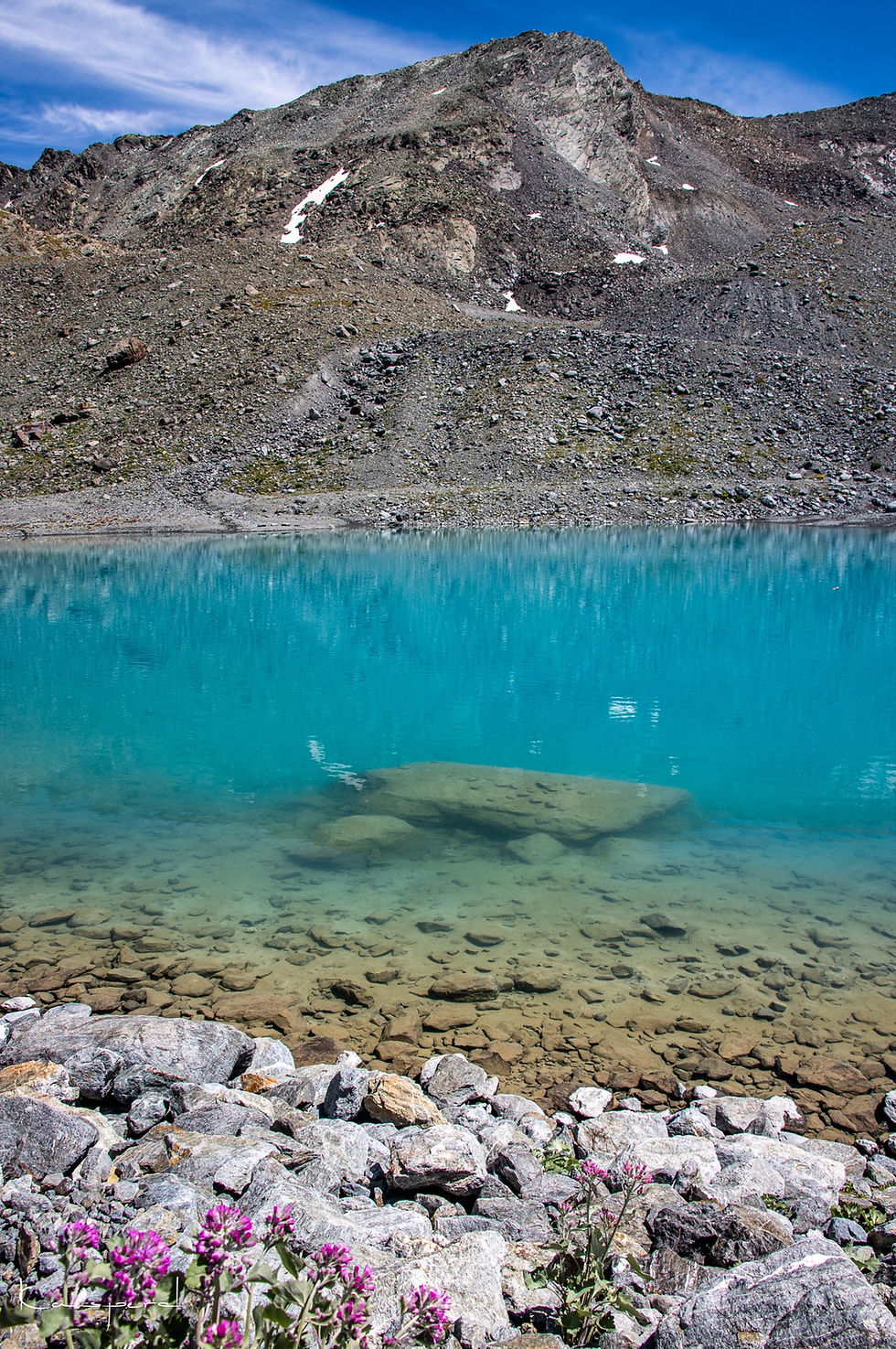 Miniature : Lac de montagne aux eaux turquoises et transparentes en savoie
