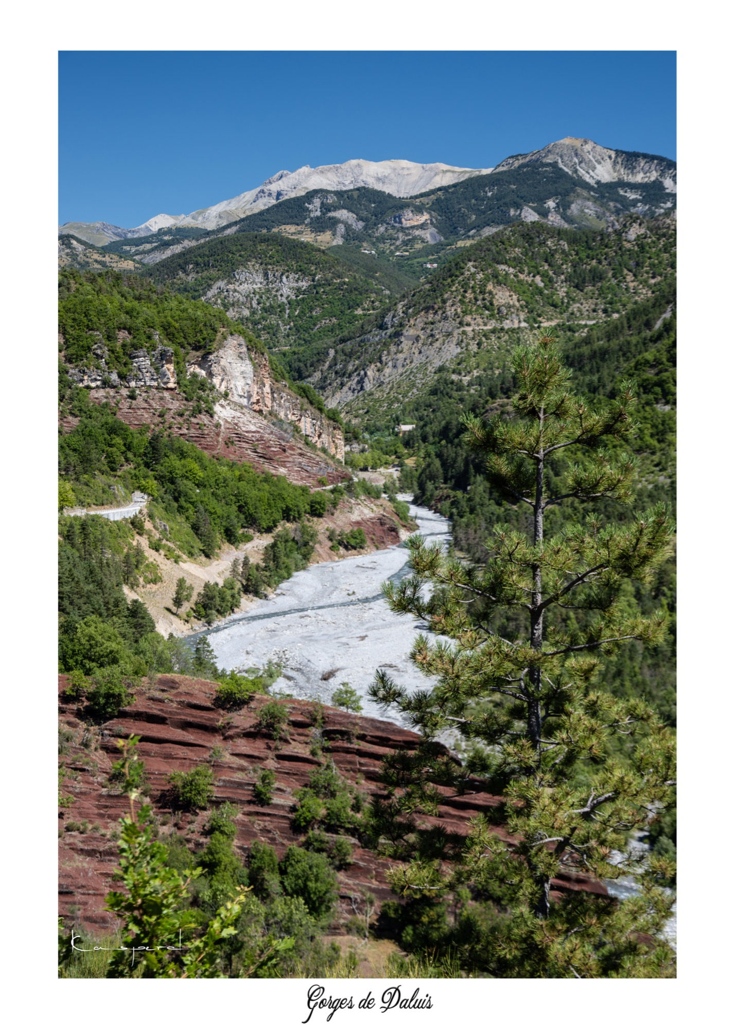Les falaises rouges des Gorges de Daluis contrastent avec le gris des sommets du Mercantour