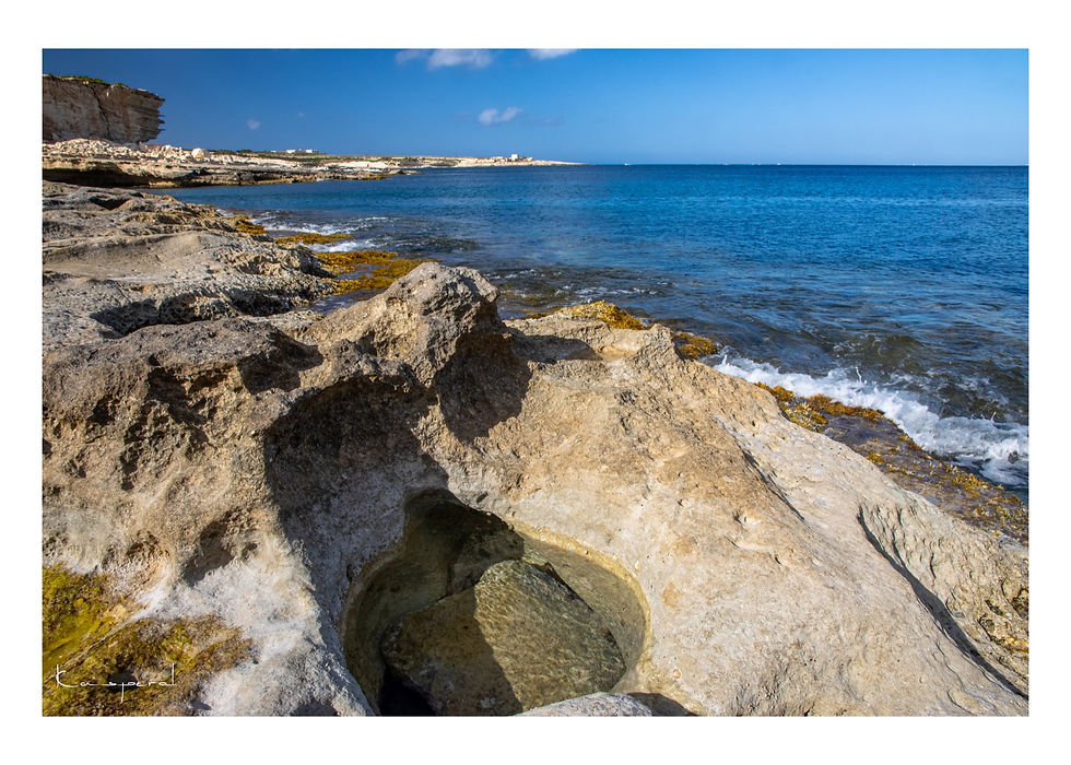 Trou formé par l'érosion dans le sol en bord de Méditerranée à Malte