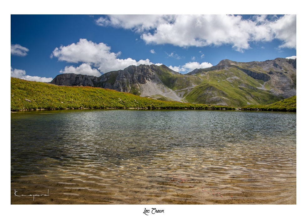 Lac de montagne aux eaux claires aux pieds d'un massif de Savoie
