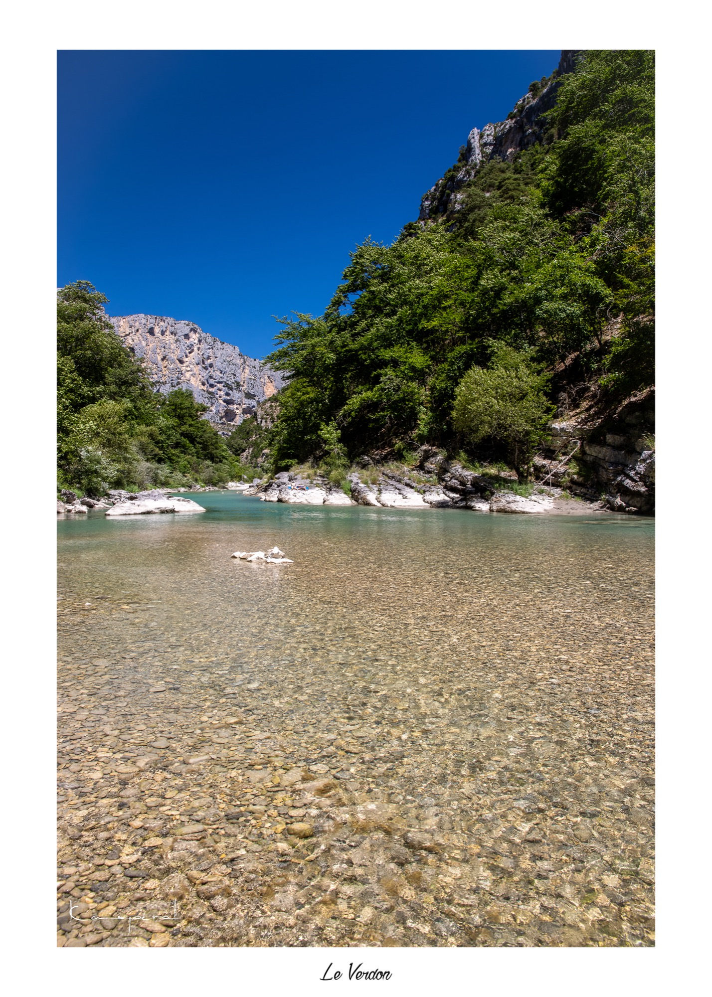 Vue en perspective sur la rivière Verdon qui creuse son chemin au pied de hautes falaises