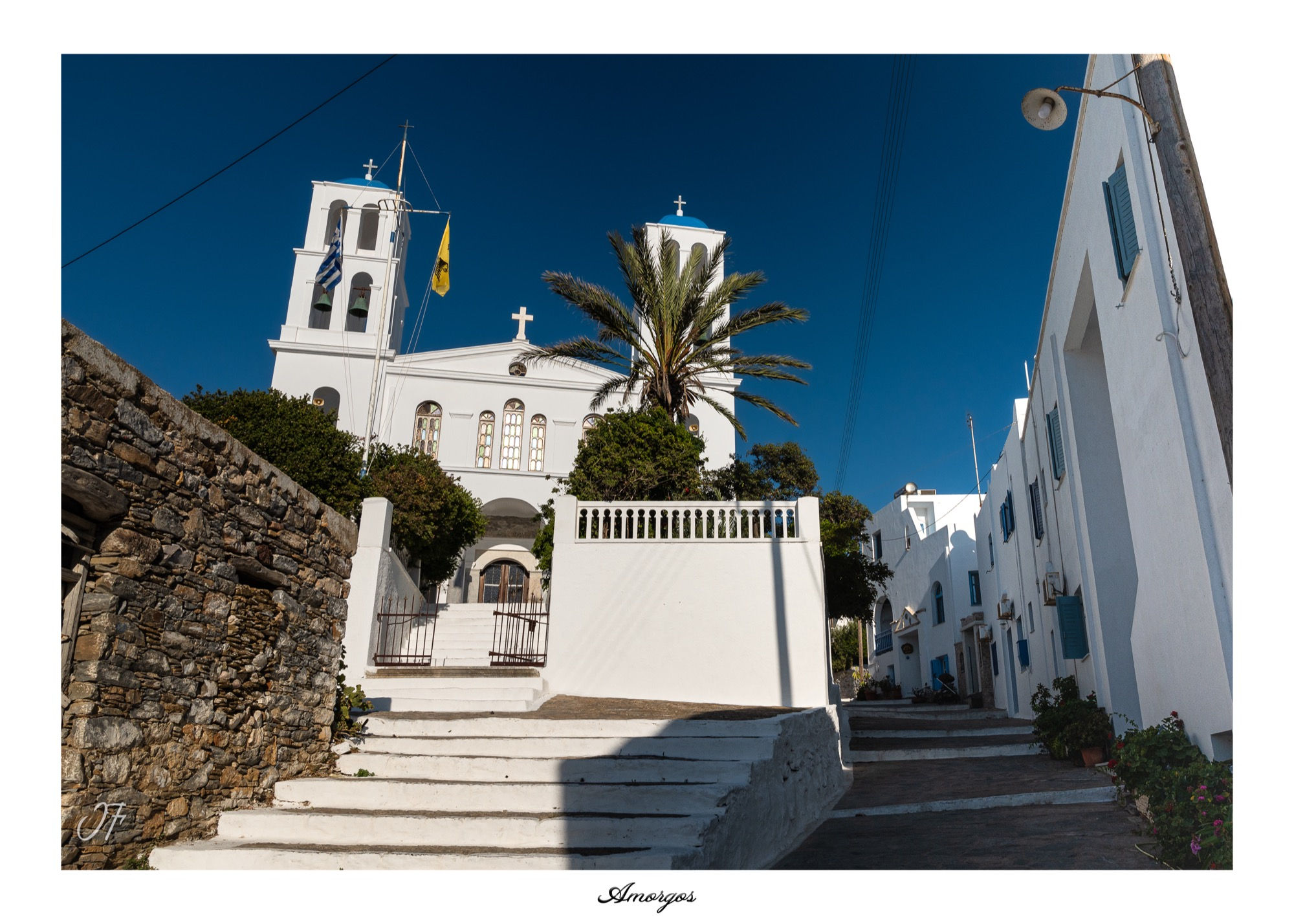 Eglise et ruelle d'un villages des Cyclades en Grèce