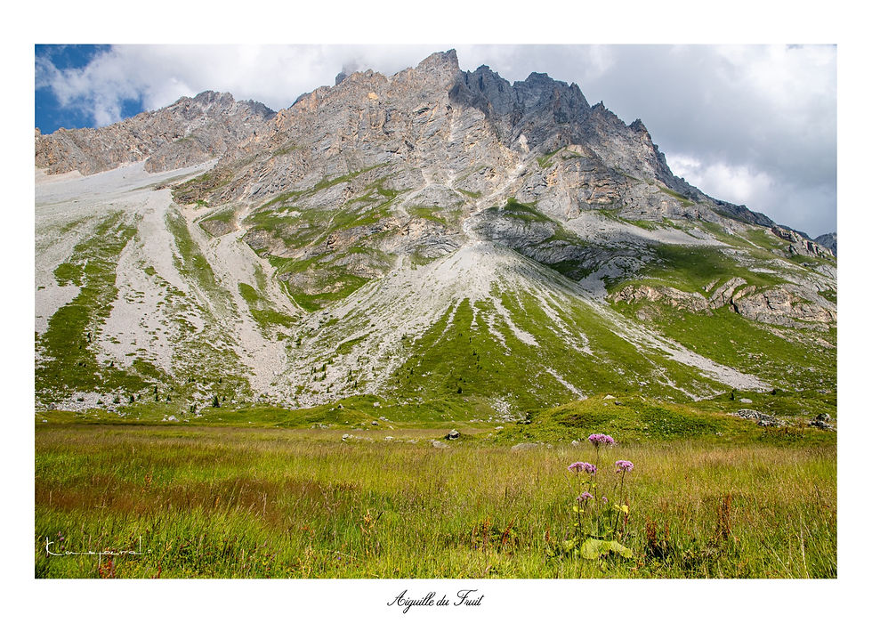 Aiguille du Fruit surplombant un vallon verdoyant traversé par une rivière
