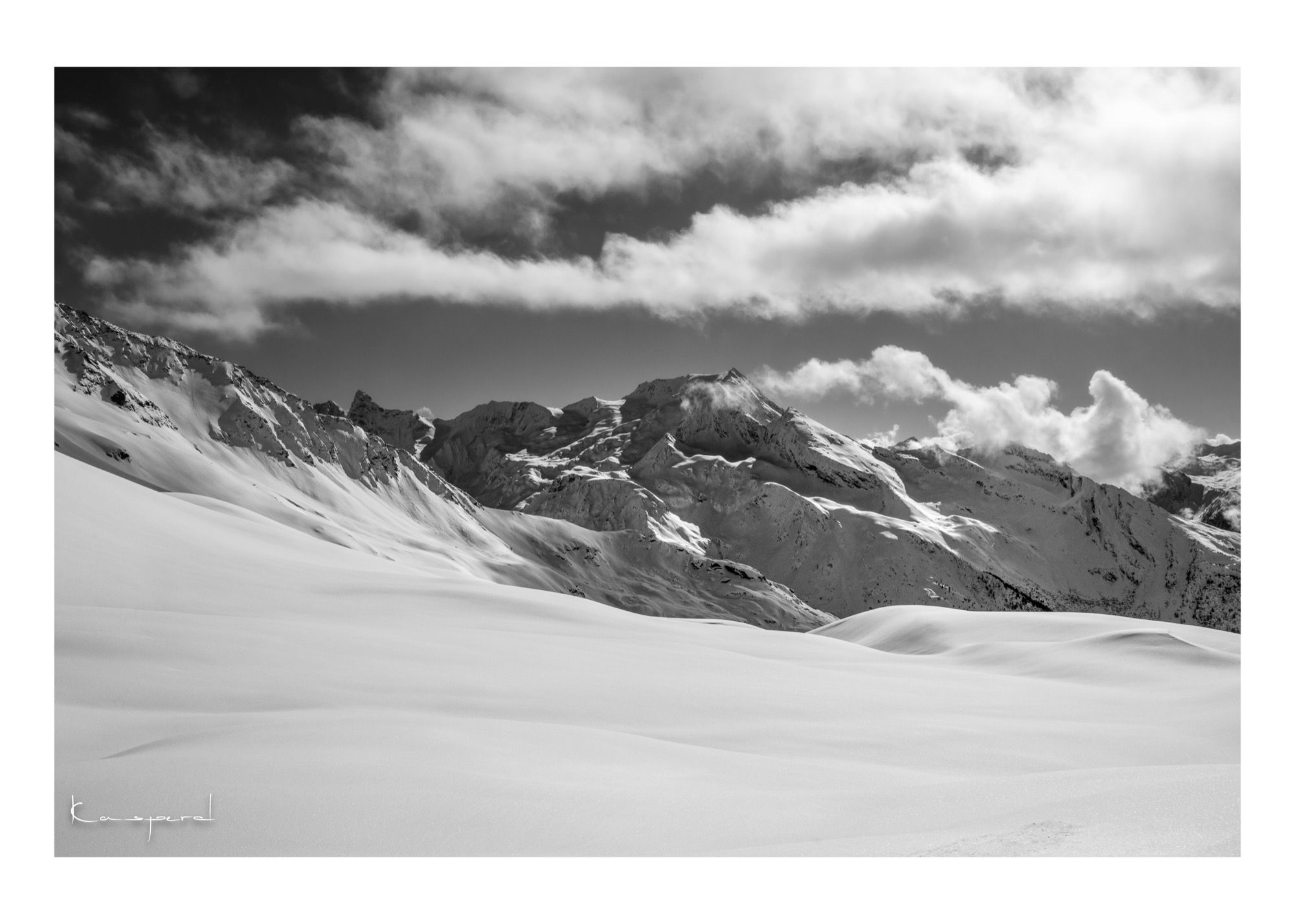 Les sommets montagneux da la Vanoise en noir et blanc sous un beau soleil