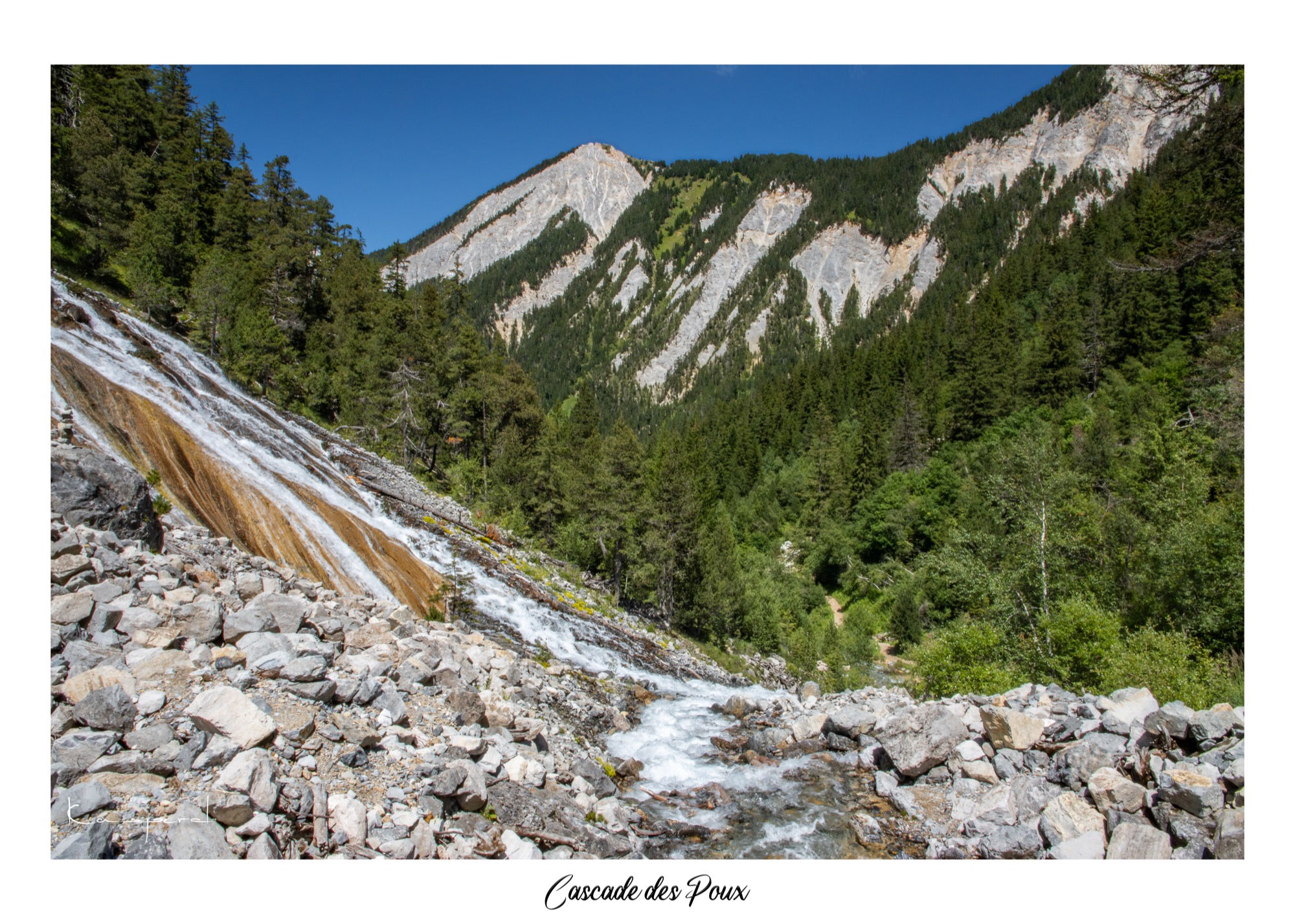 Cascade à Courchevel offrant un espace de fraîcheur au bord d’un torrent entouré de végétation alpine.