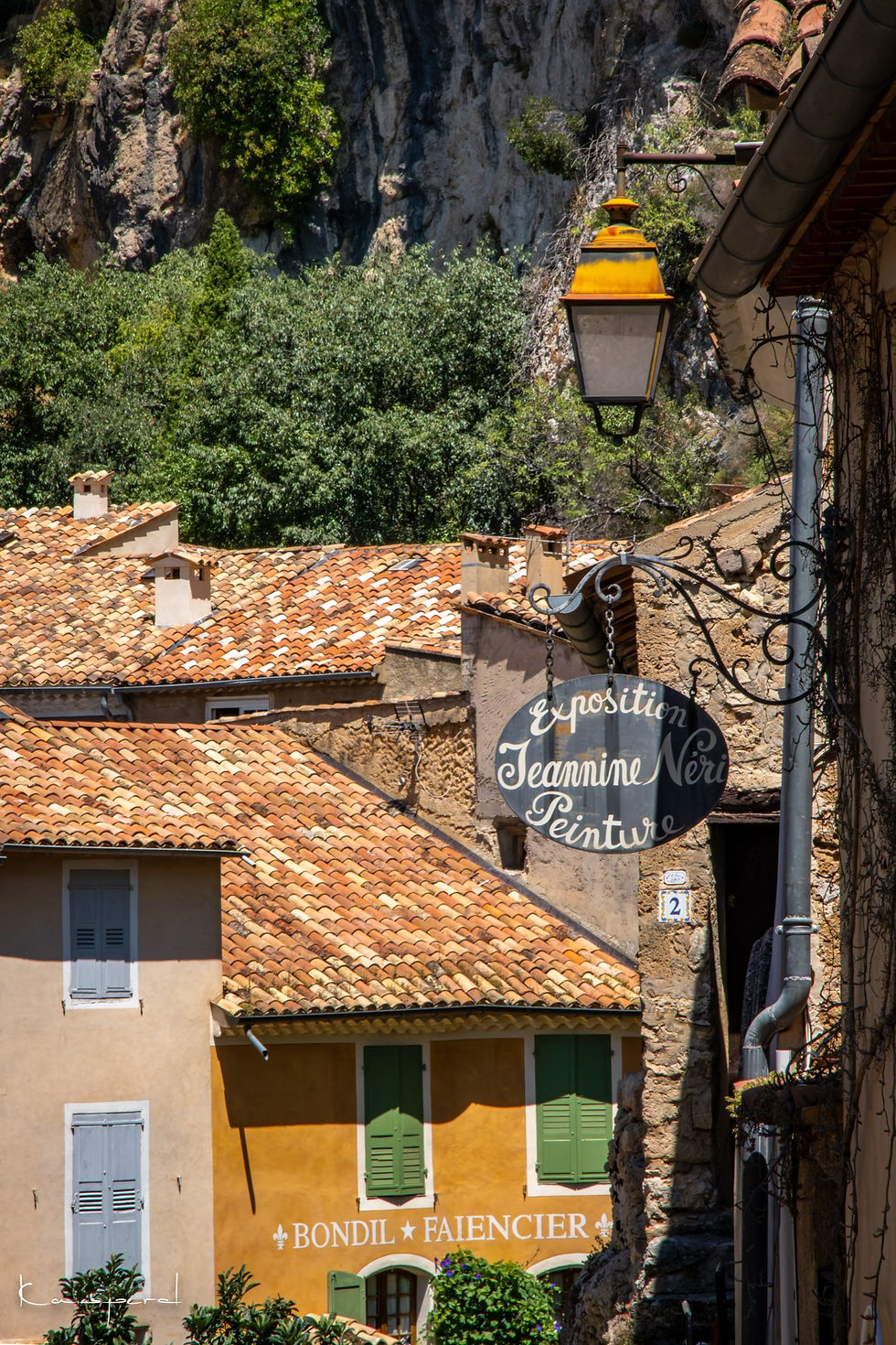 Miniature : Façades colorées des maisons Provençales d'un village des Alpes de Haute-Provence