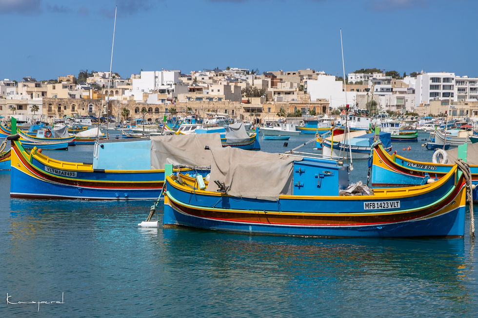 Miniature : Vue sur le port de Marsaxlokk et en deuxième plan la petite ville paisible