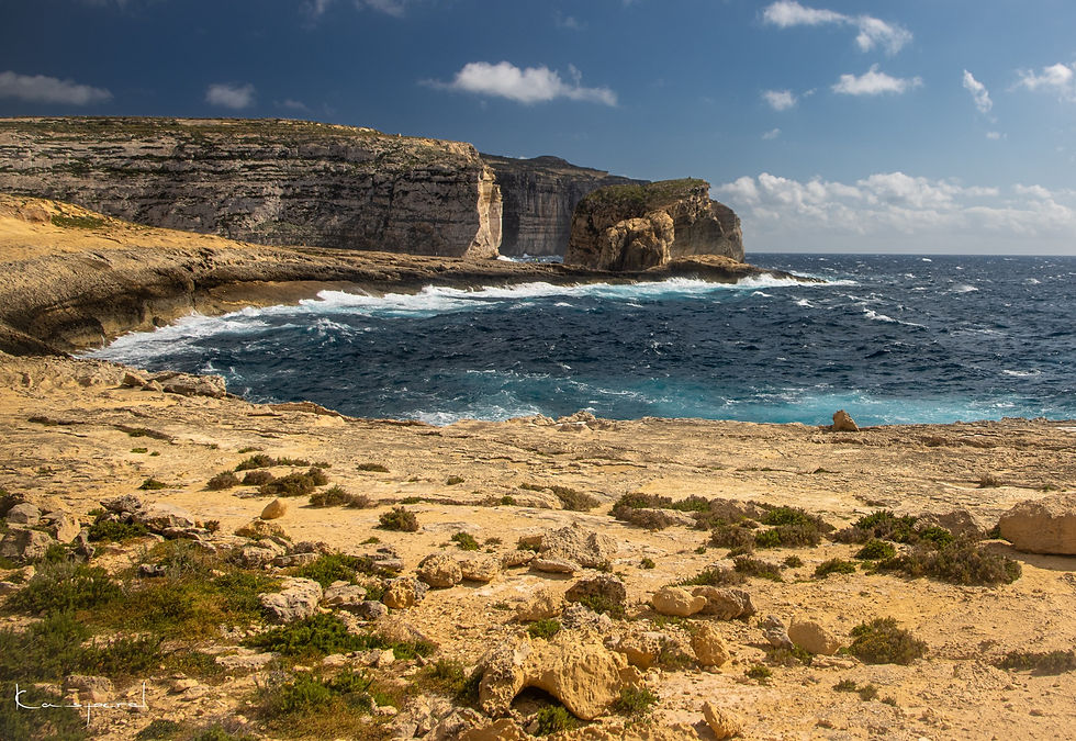 Miniature : Falaises vertigineuses au bord d'une Méditerranée agitée à Gozo