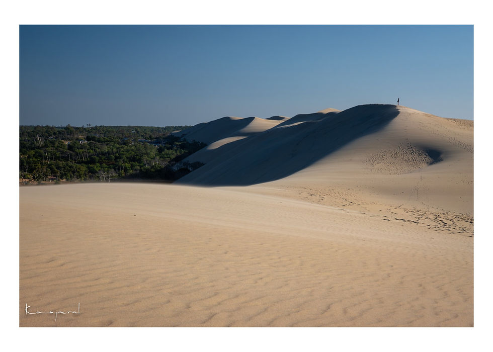 Randonneur marchant sur la crête de la Dune du Pilat en Girond