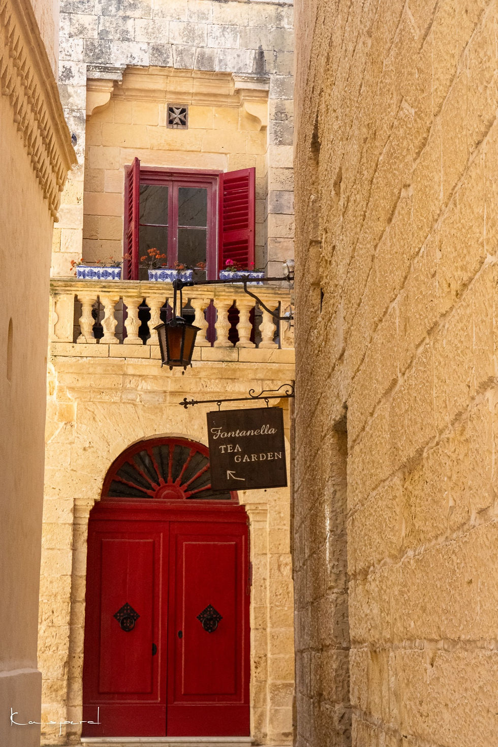 Miniature : Porte et fenêtres rouges sur la façade d'une maison traditionnelle de Mdina à Malte