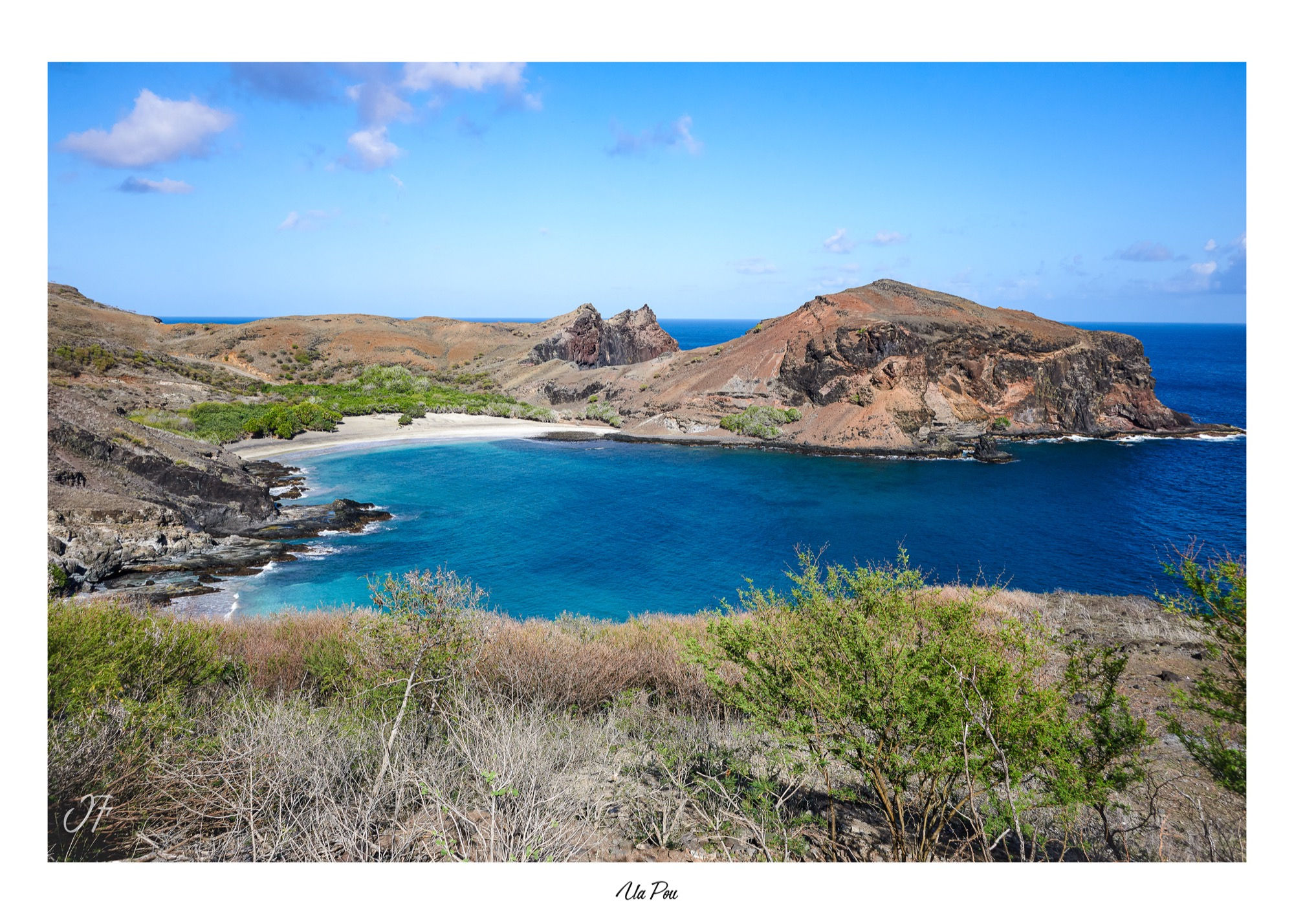 Baie ouverte sur l'océan pacifique entourée de paysages volcaniques et de végétation en Polynésie