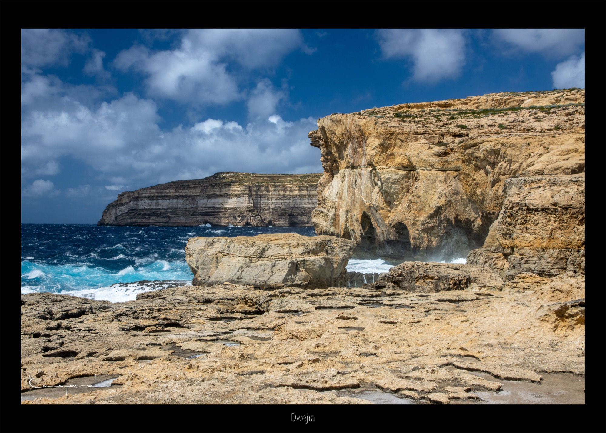 Roche calcaire percée de trous formant des salines en bord de Méditerranée à Gozo