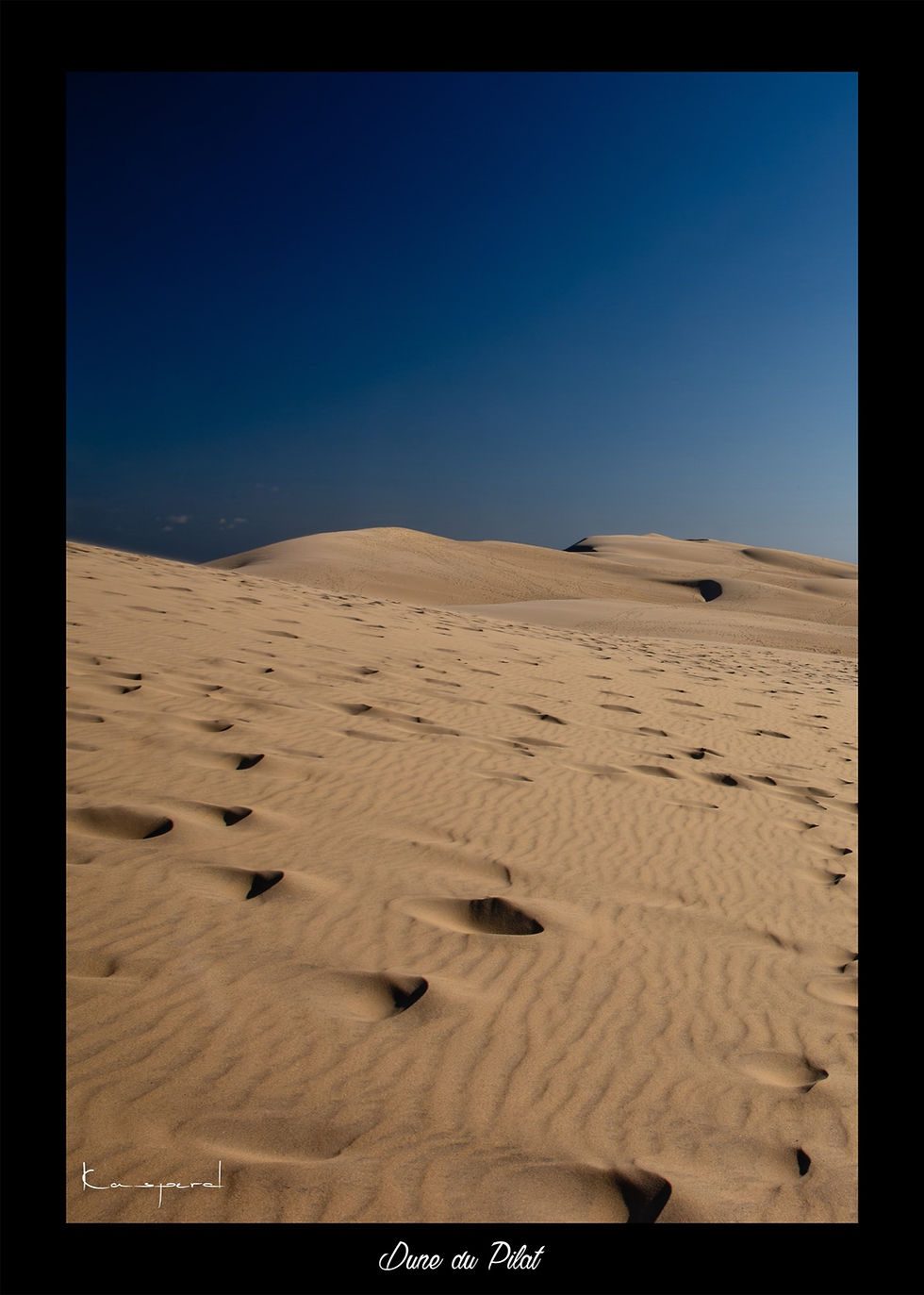 Le sable s'étend à perte de vue sur la crête de la Dune du Pilat en Gironde