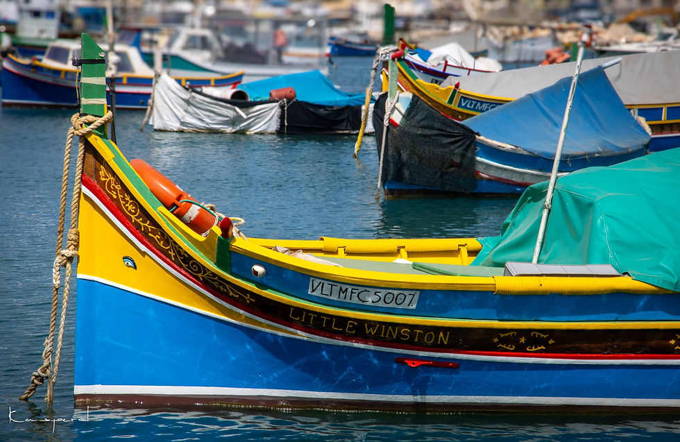 Miniature : Bateaux traditionnels colorés amarrés dans le port de Marsaxlokk à Malte