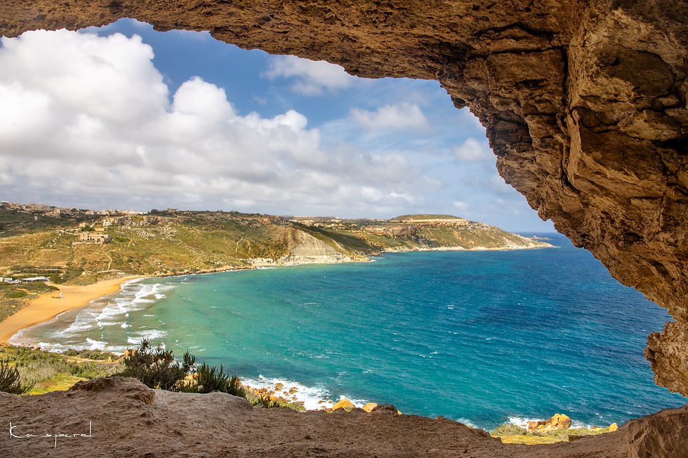 Miniature : Vue sur une vaste baie de Méditerranée depuis une grotte creusée dans une haute falaise à Gozo