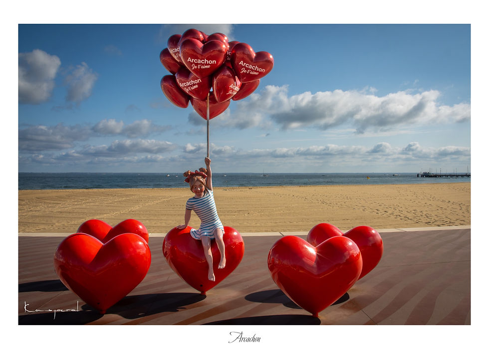 Sculpture d'une fillette en marinière bleue tenant un ensemble de ballons en forme de coeur