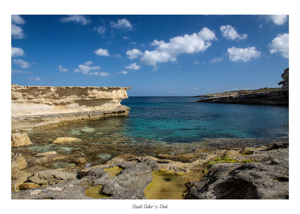 Anse creusée dans la roche calcaire dans laquelle s'engouffre la Méditerranée aux eaux claires