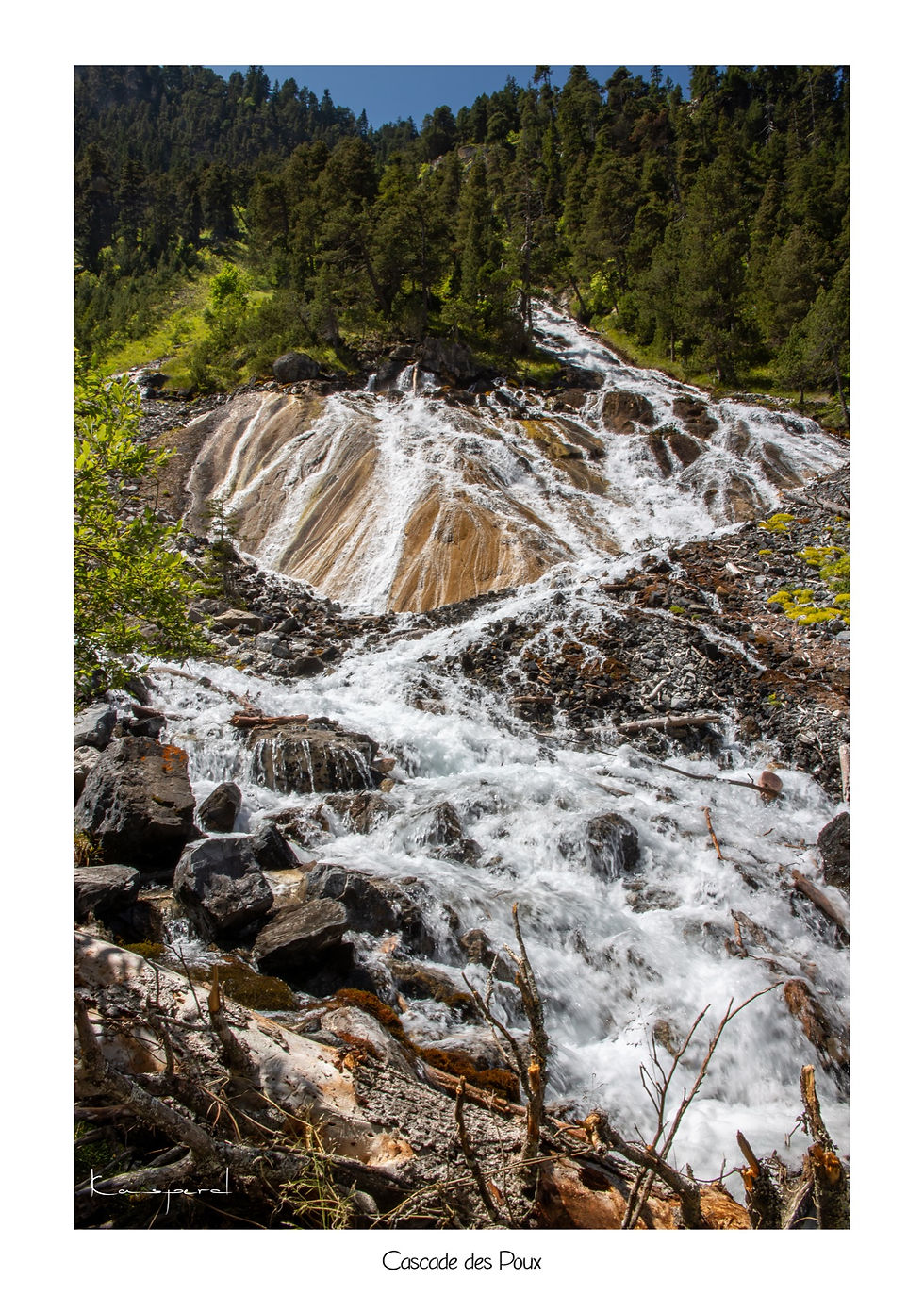 Découvrez la Cascade des Poux à Courchevel en été : une balade nature au cœur des Alpes, entre forêt, eau vive et paysages mo