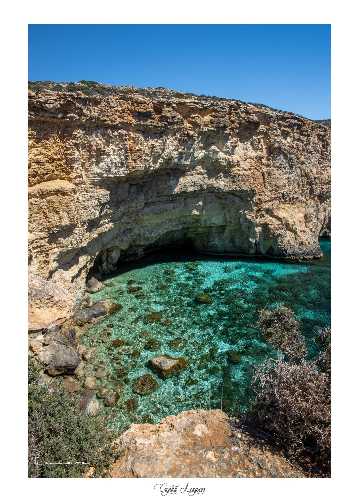 Falaise bordant un lagon aux eaux transparentes à Comino près de Malte
