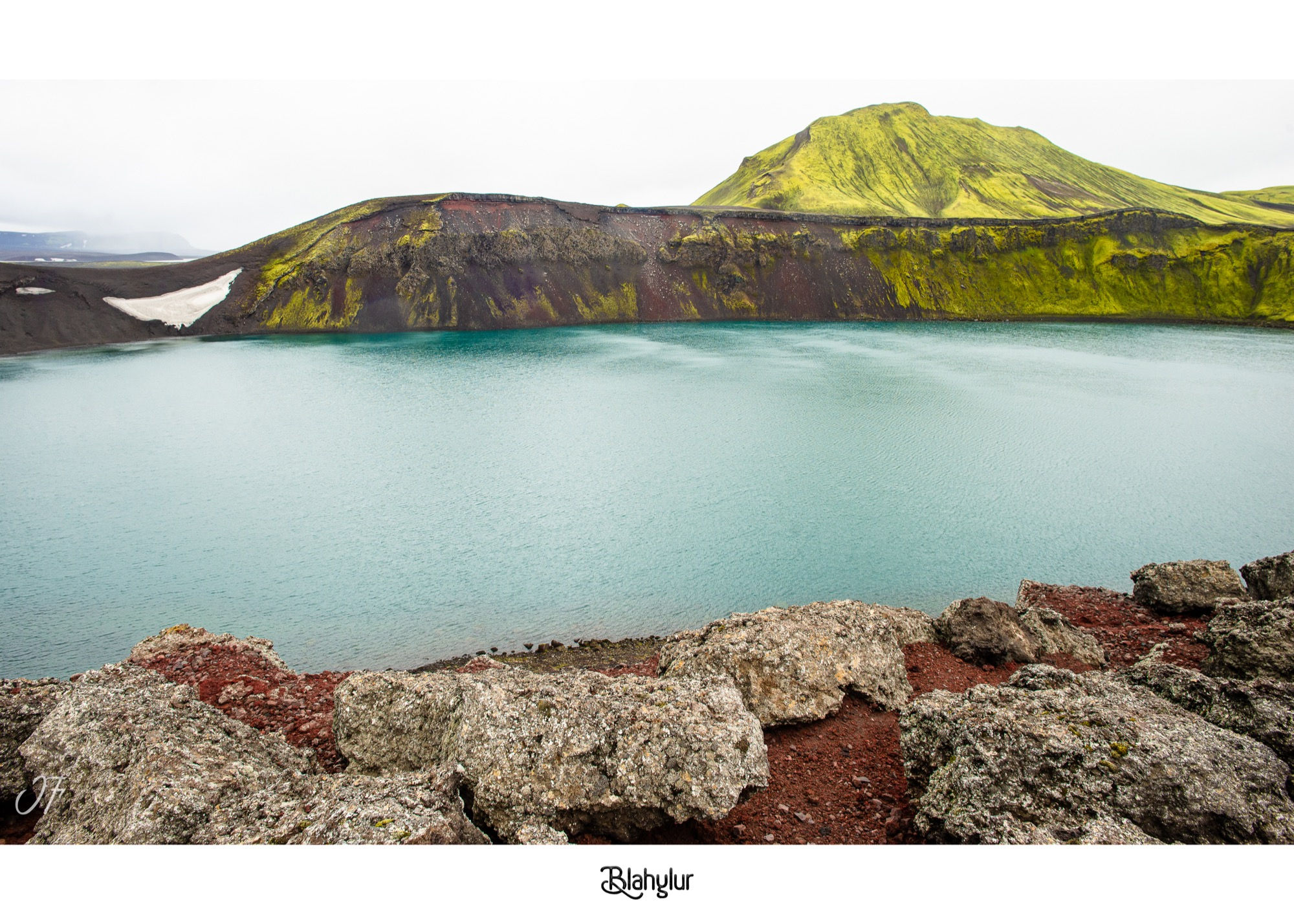 Lac d'un bleu turquoise intense en Islande
