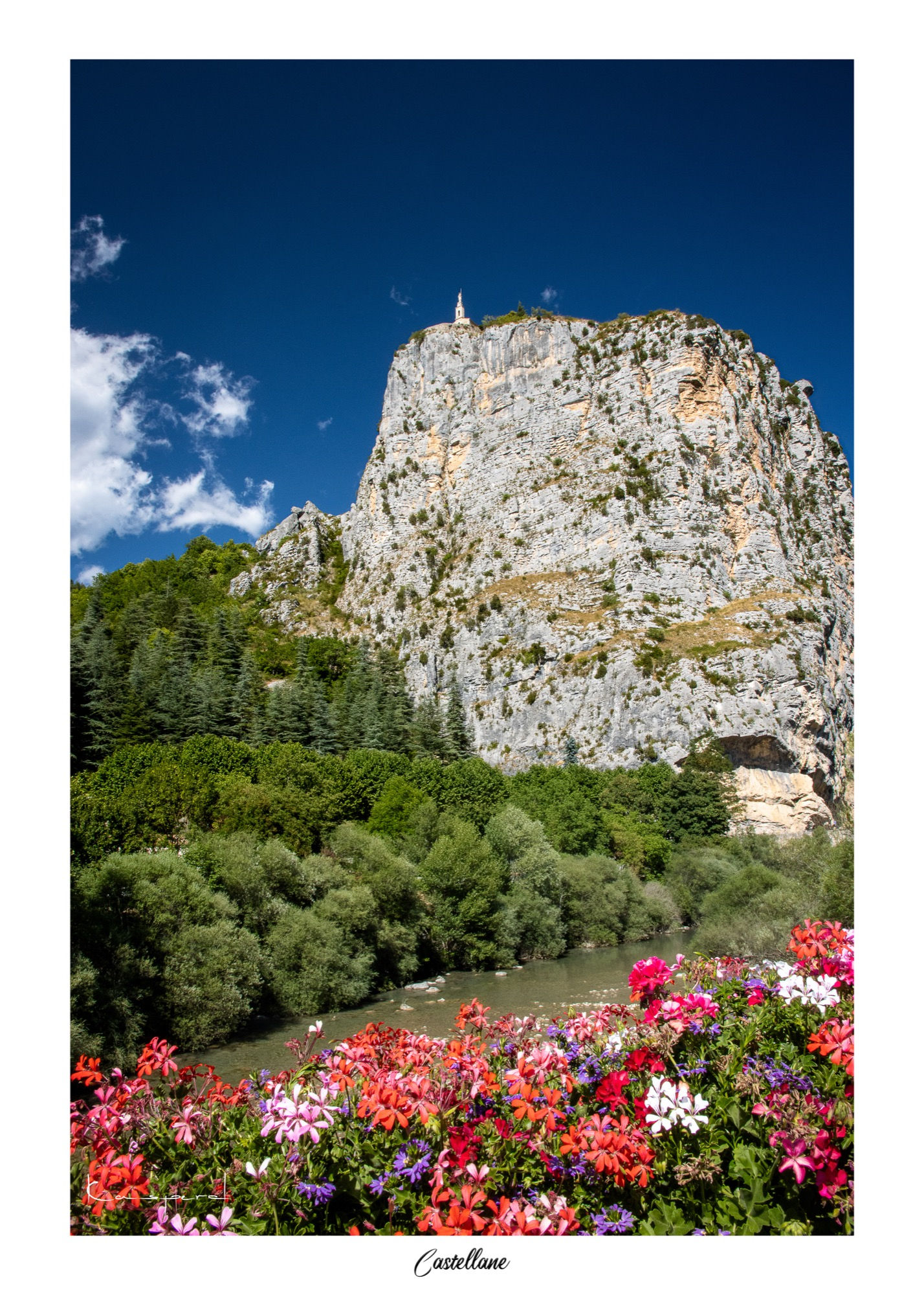 Chapelle du Moyen-Âge perchée sur un roc au dessus du Verdon dans un village Provençal