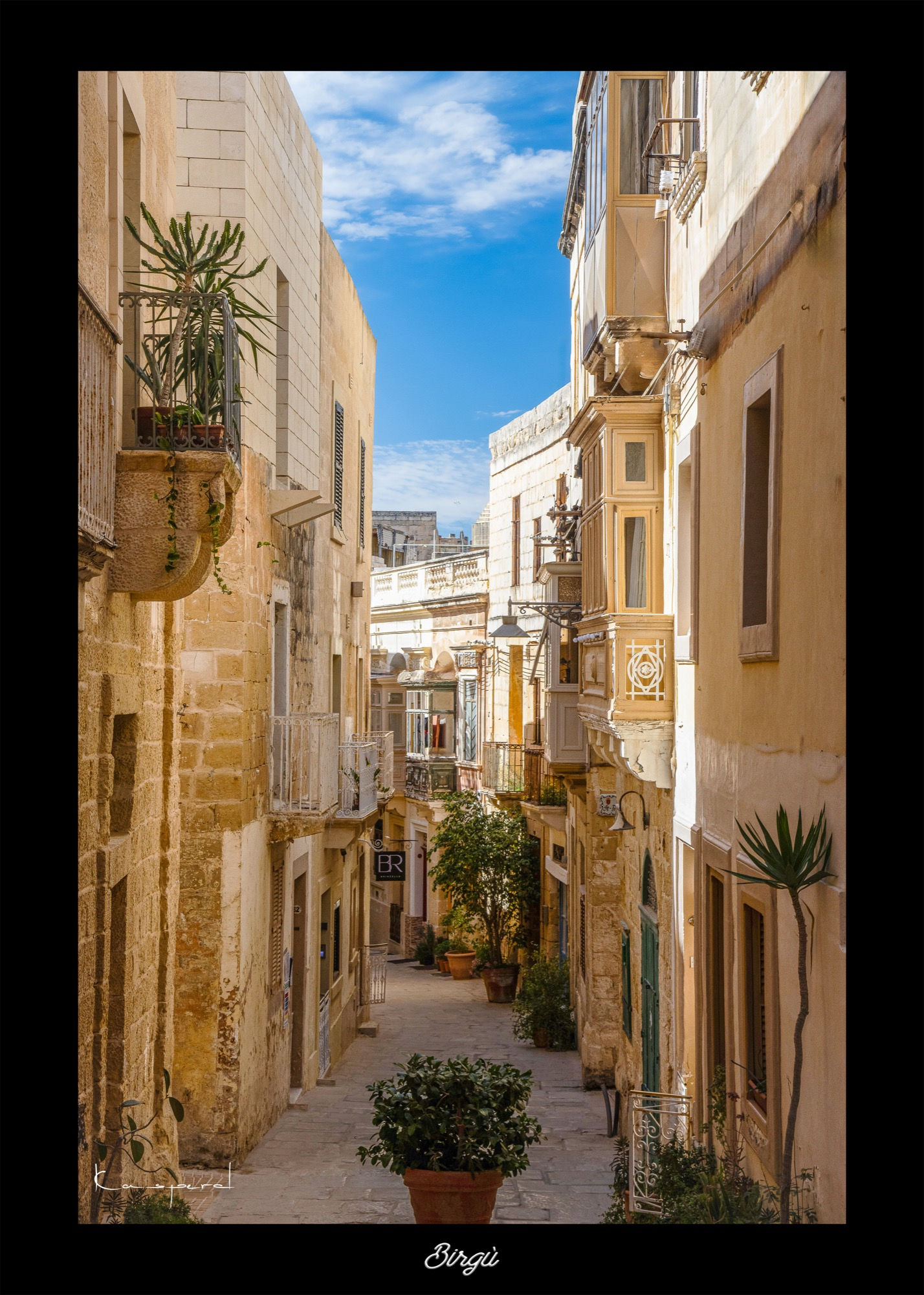 Ruelle encaissée d'une petite ville fortifiée face à La Valette à Malte