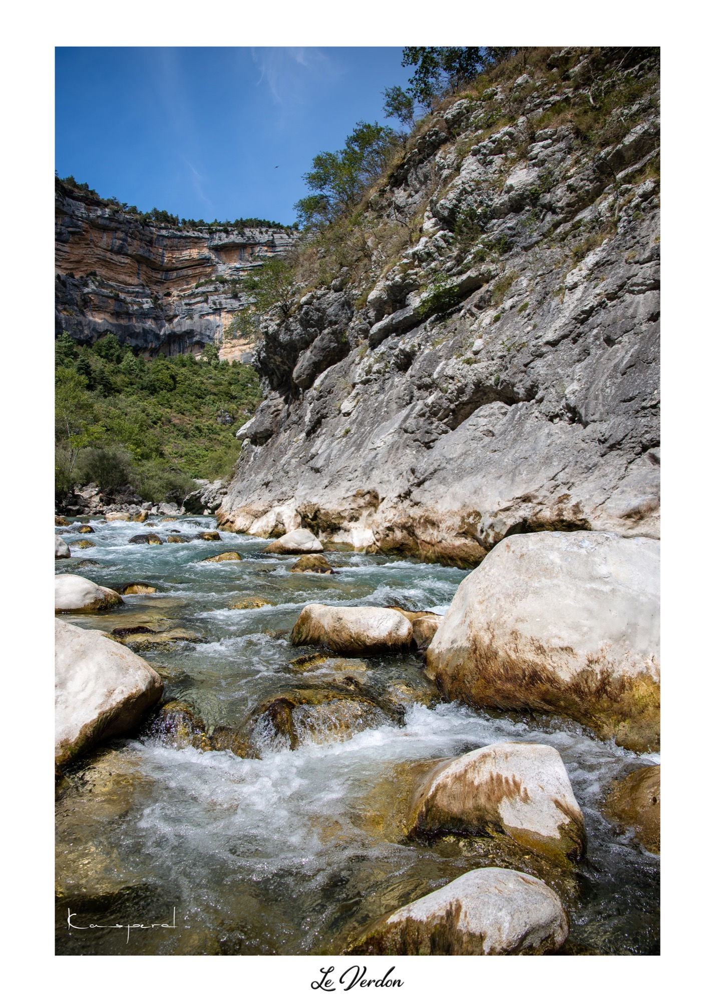 Zoom sur la rivière Verdon qui s'écoule avec fracas entre les rochers polis par le temps
