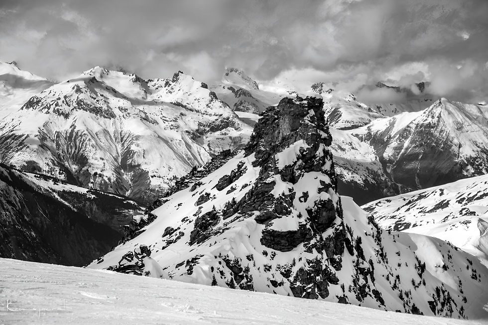 Miniature : Chaîne de montagne à laquelle s'accroche des nuages dans les Alpes