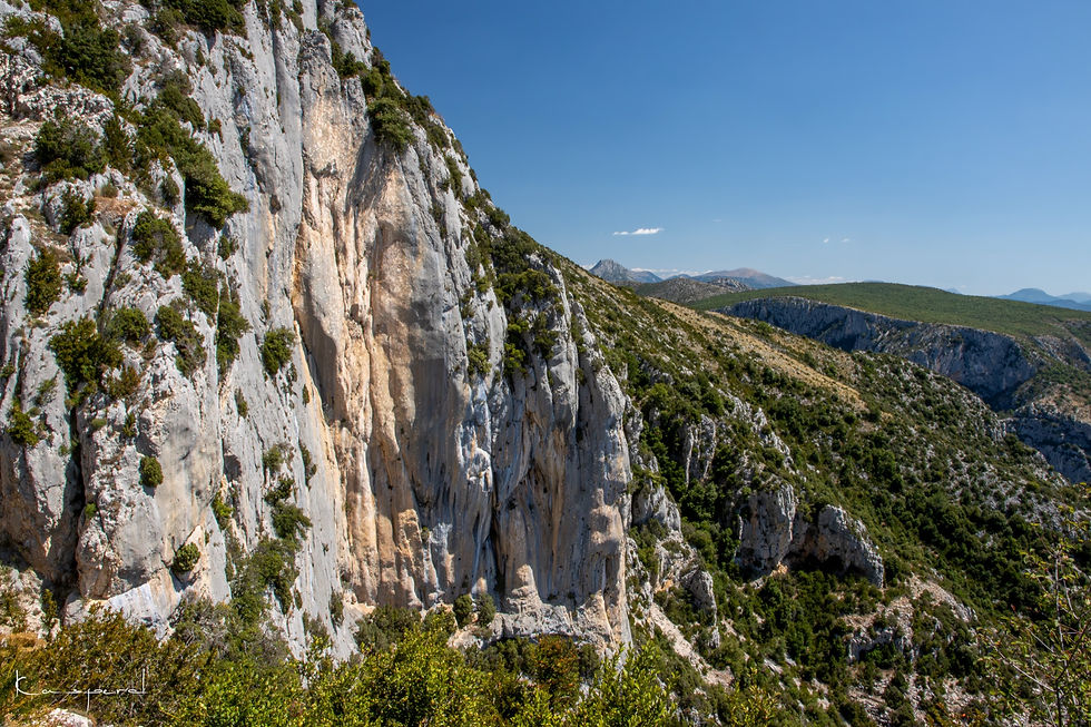 Miniature : Haute falaise vertigineuse qui plonge vers la rivière du Verdon dans les Alpes de Haute-Provence