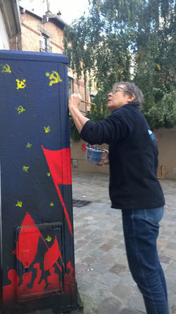 Les finitions au petit pinceau.