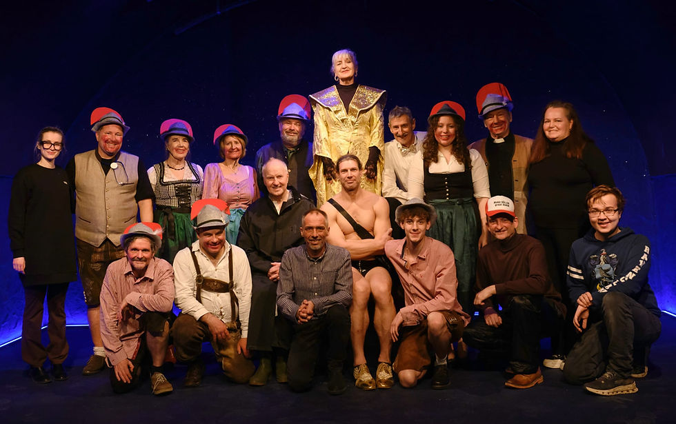 Das gesamte Ensemble mit Regisseur Markus Plattner, Technik und Regieassistenzen