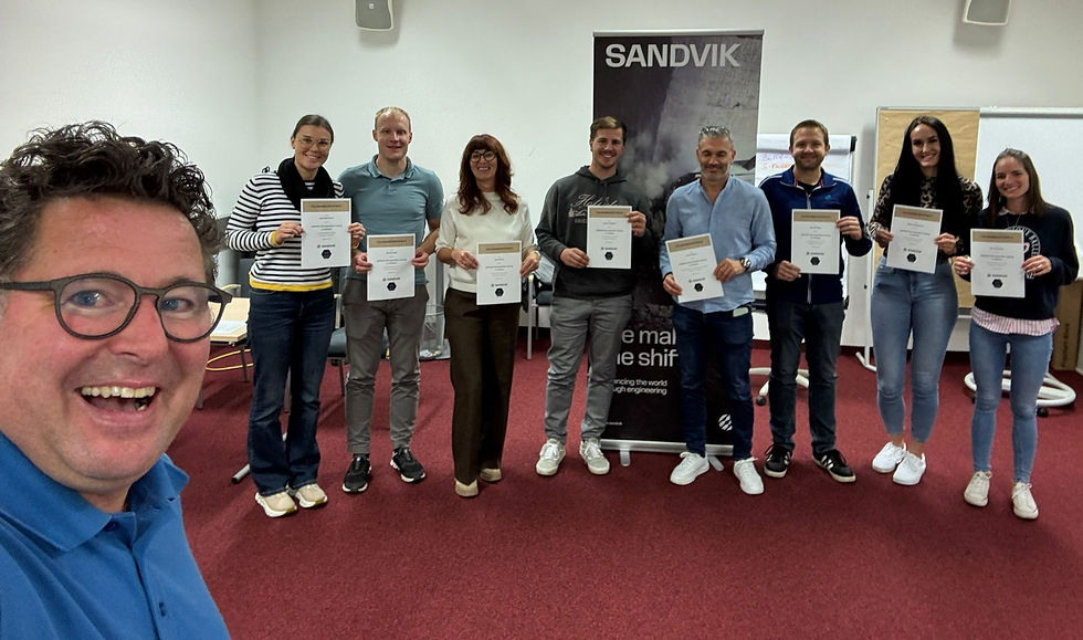 Die TeilnehmerInnen des 4. Sandvik Leadership Trainings nach Abschluss mit ihren Zertifikaten