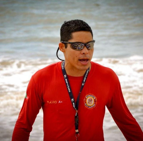 Técnico de Segurança no Trabalho, Bombeiro Civil, com vasta experiência formação de profissionais para as áreas de Trabalho em Altura, CIPA e Brigada de Incêndio.
