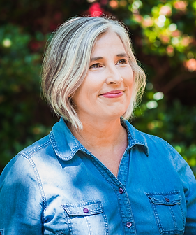 Susan Stelzmann portrait 2018-9765_edited.png