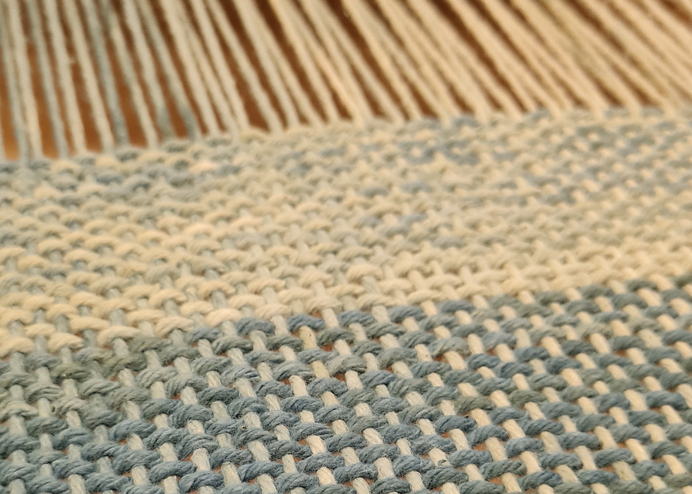 Peça em processo no tear de 80 cm, com fios previamente tingidos com índigo vegetal.