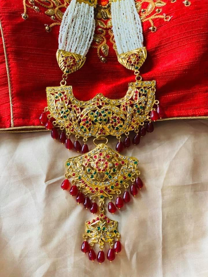 Thumbnail: Italian crape saari comes with pretty exclusive embroidery 
