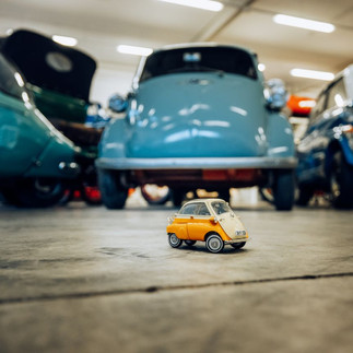 BMW Isetta im Original neben einem Modellfahrzeug des PS.SPEICHER.