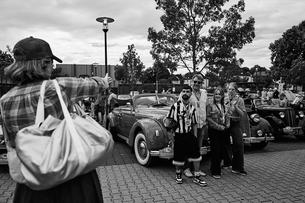 Die Seminarleiterin Professorin Sabine Cole fotografiert Studierende der HAWK Hildesheim während der PS.SPEICHER-Rallye.